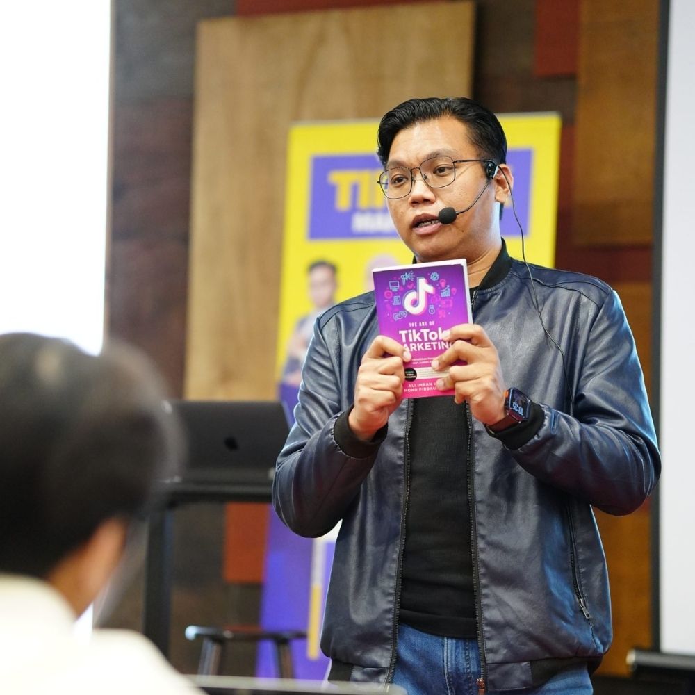 Ali Haizad presenting The Art of TikTok Marketing during a live training session
